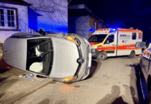 Spektakulärer Unfall: Wie in Zeitlupe – Auto kippt nach kurioser Kollision auf die Seite