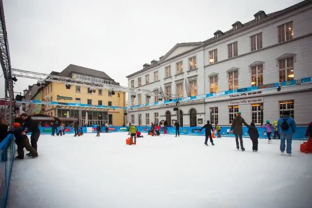 Trier-Winter-Wonderland-Sparkasse-Ice-Arena-startet-am-Kornmarkt