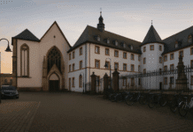 Brutaler Überfallversuch auf Frau mitten in Trier – Täterbeschreibung veröffentlicht!