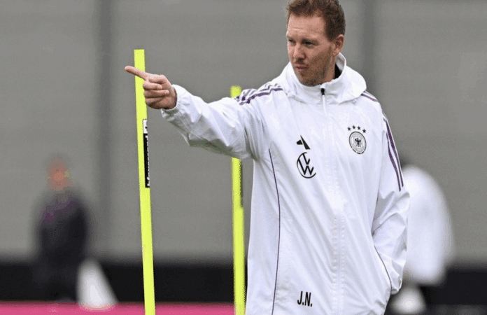 Bundestrainer Julian Nagelsmann gibt Anweisungen auf einem Trainingsplatz