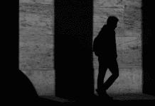 Mann fasst Mädchen (9) an – mutige Jugendliche greifen sofort ein! Ein Mann als Silhouette in einer dunklen Unterführung, von seitlichem Licht beleuchtet – Symbolbild für einen unbekannten Täter in bedrohlicher Situation.