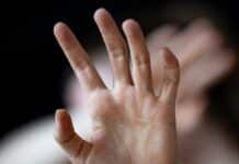 Region: Jugendliche in Treppenaufgang von Mann sexuell belästigt