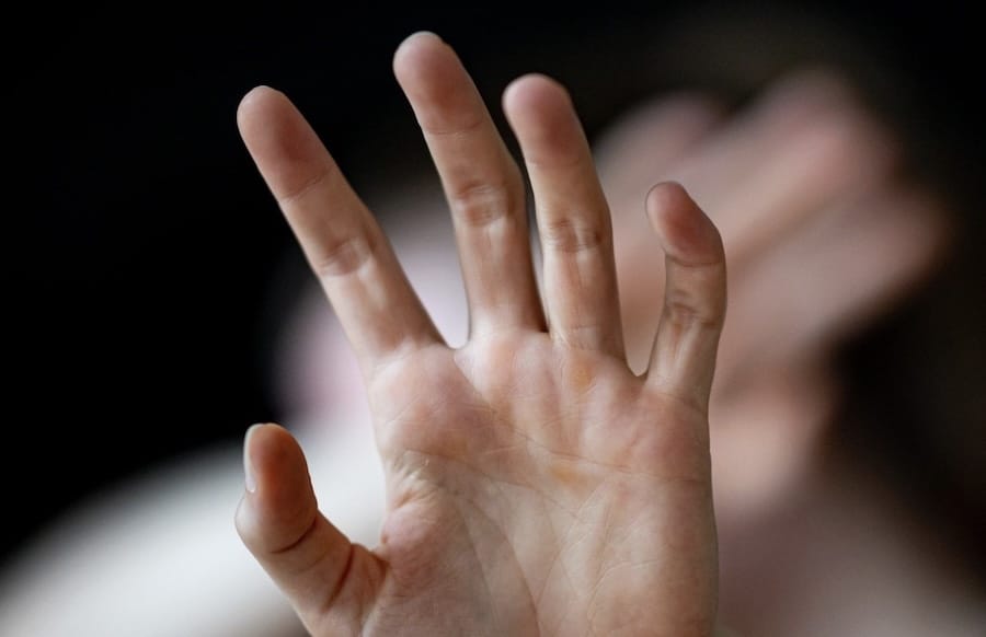 Region-Jugendliche-in-Treppenaufgang-von-Mann-sexuell-bel-stigt