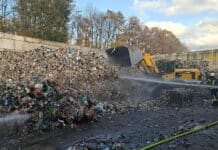 Trier: Restmüllbrand in Entsorgungsbetrieb – Feuerwehr löscht Feuer im Trierer Hafen