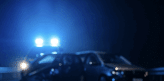 Fatales Manöver: Mercedes kracht in Gegenverkehr – Rad reißt ab, zwei Verletzte!