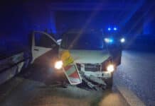 Betrunkener Raser kracht in Polizeikontrolle auf der A64