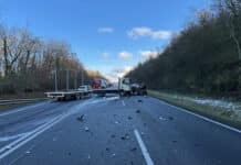 Lkw kracht in Gegenverkehr: Zwei Verletzte bei Frontalzusammenstoß