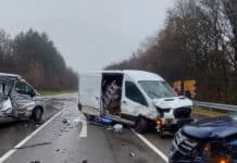 Abbiege-Crash auf der B 268: Drei Fahrzeuge beteiligt – Fünf Verletzte