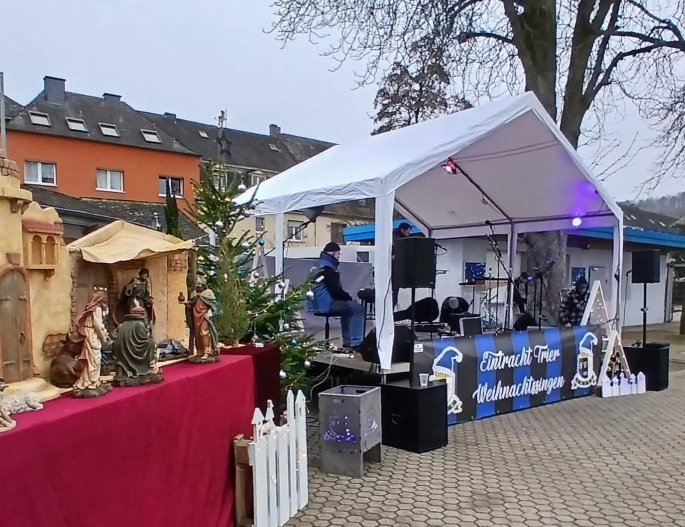 Weihnachtssingen-bei-Eintracht-Trier-steht-f-r-Gemeinschaft-und-Engagement