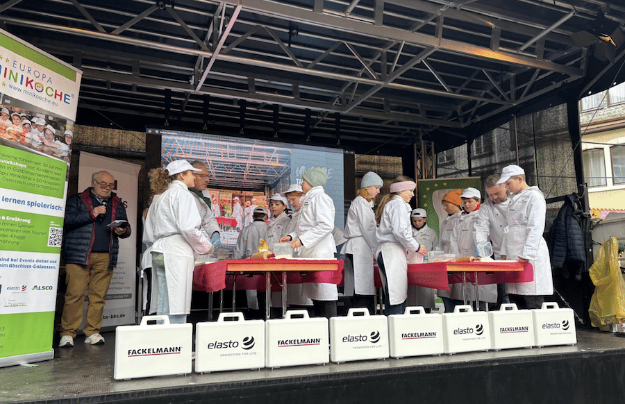 Minik-che-Mosel-begeistern-beim-Weihnachtsmarkt-in-Bernkastel-Kues