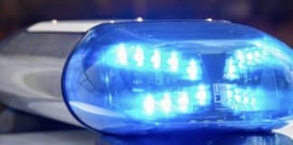 Mehrere Verkehrsschilder beschädigt: PKW donnert im Saarland über Verkehrsinsel