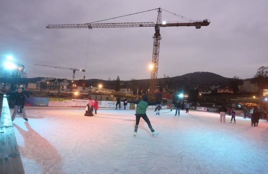 Region-Eisbahnen-sind-er-ffnet-Schlittschuhe-schn-ren-und-Weihnachtsstimmung-genie-en
