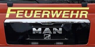 RLP: Mädchen (4) steckt mit Fingern in Metallsitz fest — ungewöhnlicher Rettungseinsatz