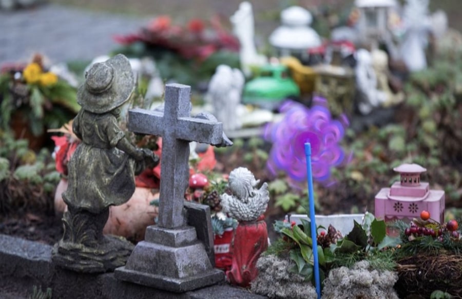 Mieser-Diebstahl-im-Saarland-41-J-hrige-klaut-Grabschmuck-von-Kindergrab
