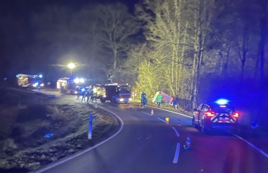 Pluwig-Rettungswagen-kippt-in-Kurve-Fahrer-und-Beifahrer-ins-Krankenhaus