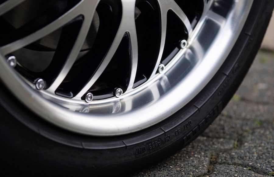 dreister-diebstahl-in-der-vulkaneifel-acht-komplettr-der-mit-felgen-von-grundst-ck-geklaut