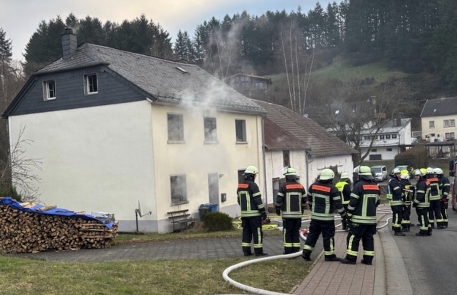 Brand-in-Einfamilienhaus-im-Eifelkreis-Aufmerksamer-Zeuge-alarmiert-Feuerwehr