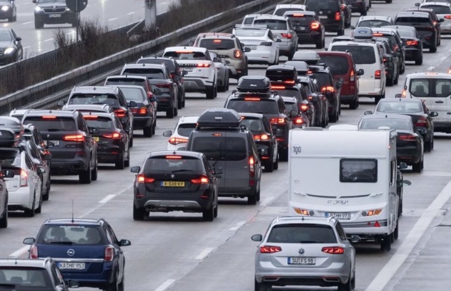 Ferienstart-in-RLP-und-Saarland-Diese-Strecken-sind-besonders-staugef-hrdet
