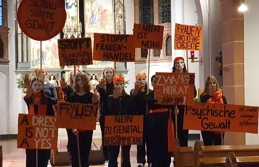 -Auf-den-Punkt-gebracht-Sch-lerinnen-der-BBS-St-Helena-mit-starkem-Statement-gegen-Gewalt-an-Frauen