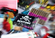 Kinder verkaufen verbotene Feuerwerkskörper an Schule