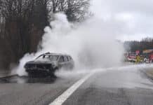 Gas-SUV brennt auf Autobahn-Parkplatz nieder