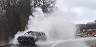 Gas-SUV brennt auf Autobahn-Parkplatz nieder