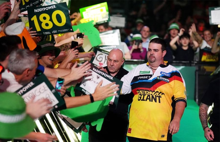 Makellose-deutsche-Bilanz-Saarl-nder-Clemens-bei-Darts-WM-weiter