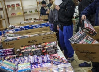 Diebe rücken mit schwerem Gerät an: Feuerwerkskörper aus Container gestohlen