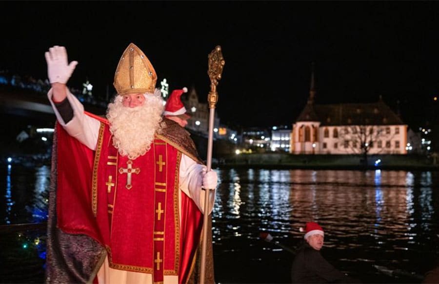 Nikolaus-kommt-in-Bernkastel-Kues-per-Boot-