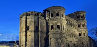 Trier: Gerüst, Tunnel, Fotoplanen – Porta Nigra startet in jahrelange Sanierung