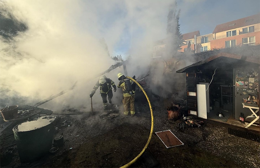 Wohnwagen-brennt-auf-Campingplatz-nieder-Flammen-greifen-ber