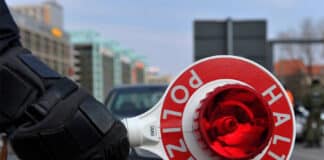 Autokorso bremst Verkehr auf Autobahn aus