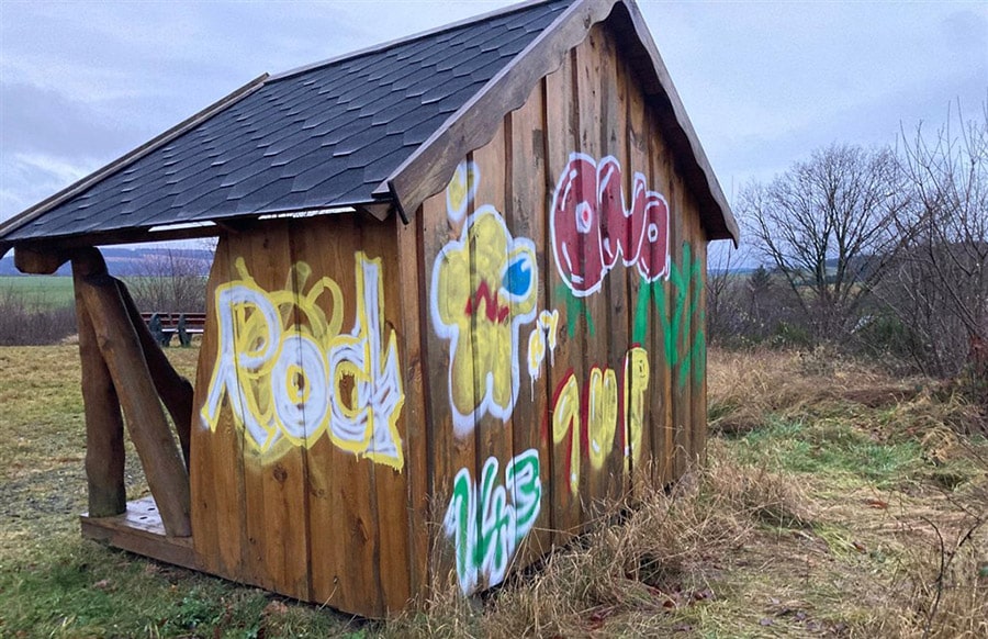Wieder-Graffiti-Schmierereien-in-Thalfang-Schutzh-tten-bei-Kriegerdenkmal-und-Spielplatz-bespr-ht
