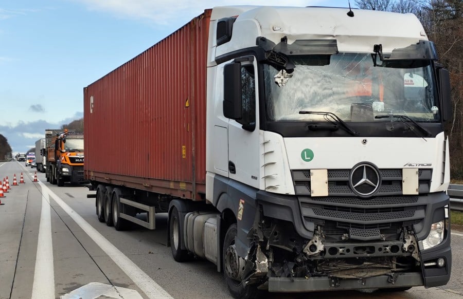 Unfall-auf-der-A1-Sattelzug-kracht-in-Warntafelnanh-nger