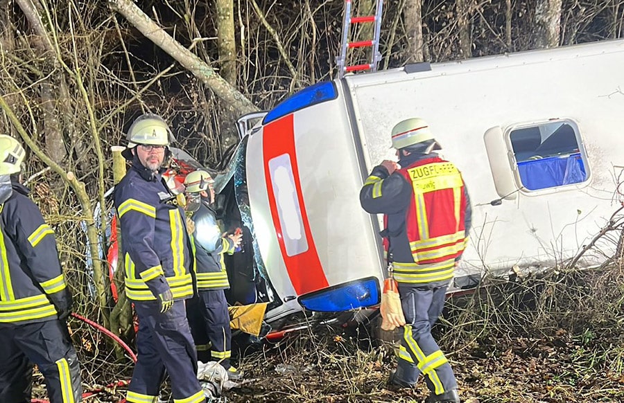 Verkehrsunfall-auf-L-143-Rettungswagen-kommt-von-Fahrbahn-ab-Besatzungsmitglieder-verletzt
