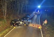 64-Jähriger gerät mit Pkw auf Gegenfahrbahn: Schwerverletzter nach Frontalkollision