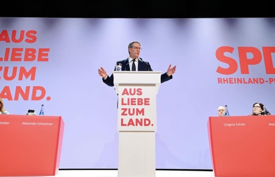 Gewalt-an-Schulen-Schweitzer-f-r-Ansprache-durch-einen-Uniformierten-