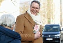 Schweitzer entspannt beim Musikhören und macht „Dry Wahlkampf“