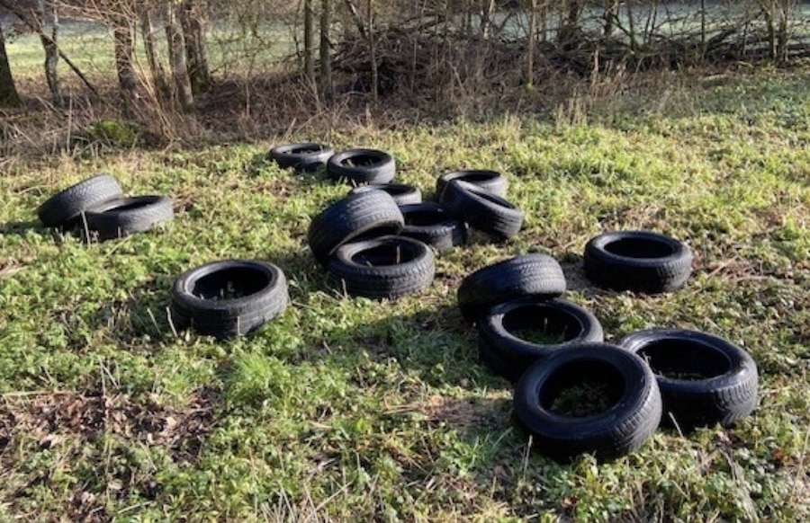 Region-Unbekannte-entsorgen-16-Altreifen-illegal-an-Landstra-e