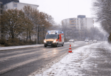 Trier: Auto rutscht von Fahrbahn und erfasst Fußgänger – Krankenhaus! Winterliche Stadtstraße mit nasser Fahrbahn und Gehweg bei grauem Wetter in Trier – Symbolbild für Verkehrsunfall bei Schnee und Glätte.
