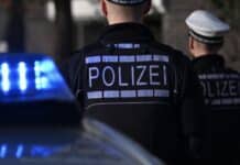 RLP: Autofahrer erfasst Polizisten auf glatter Straße — Kollision mit Streifenwagen