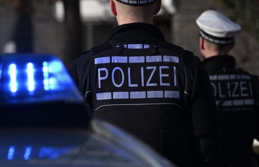 RLP-Autofahrer-erfasst-Polizisten-auf-glatter-Stra-e-Kollision-mit-Streifenwagen