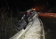 Region: Betrunkener 63-Jähriger verliert Kontrolle — PKW auf Schutzplanke