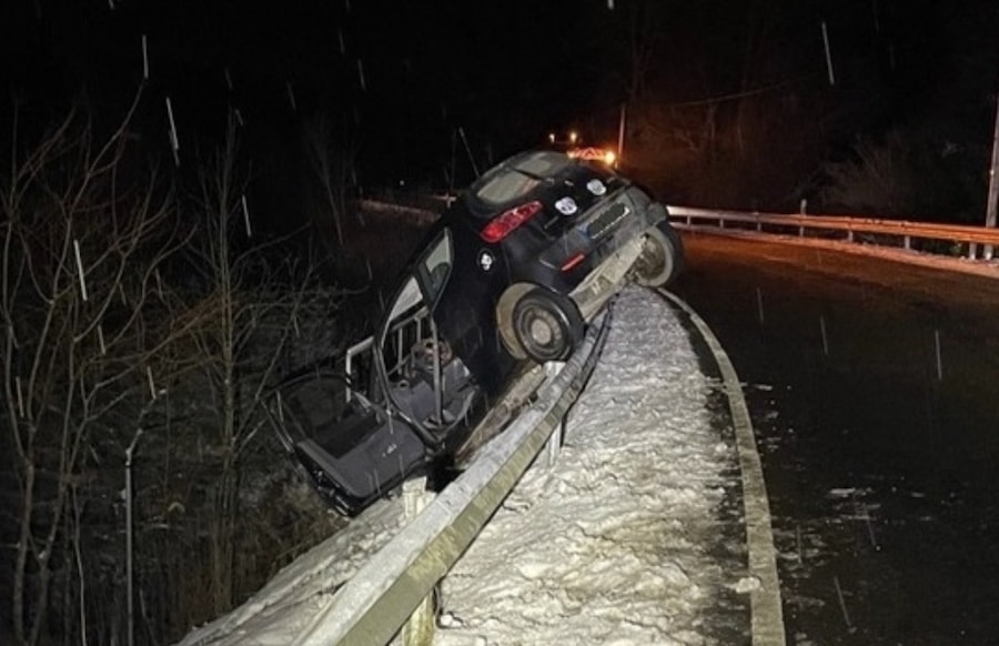 Region-Betrunkener-63-J-hriger-verliert-Kontrolle-PKW-auf-Schutzplanke