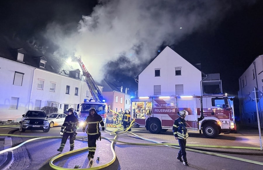 -Trier-aktuell-Gro-er-Feuerwehreinsatz-bei-Dachstuhlbrand-in-Pfalzel-