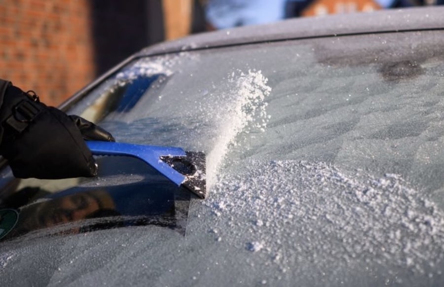 Polizei-mahnt-Autos-von-Eis-und-Schnee-befreien-Geldstrafen-drohen