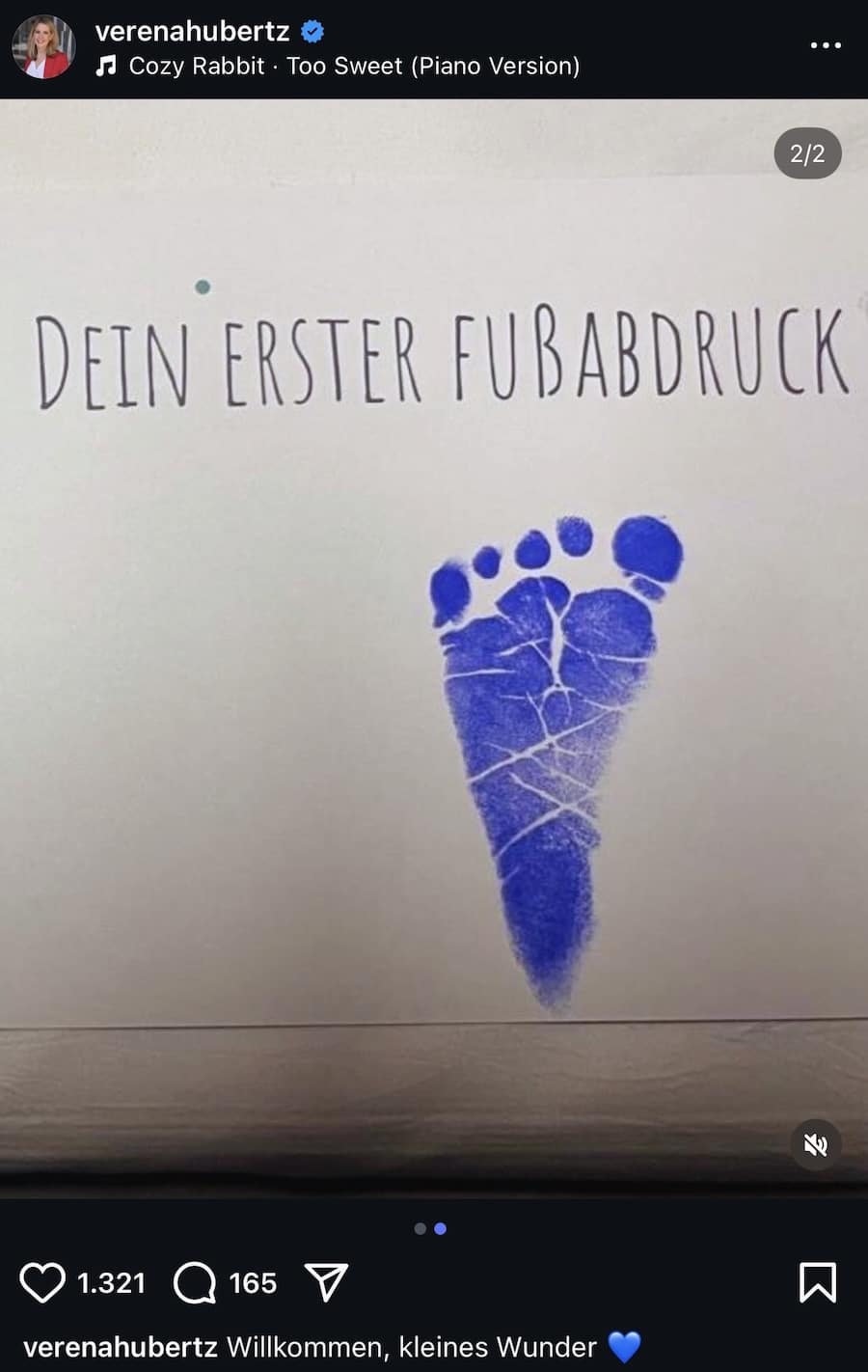 Ein von Verena Huberts geteiltes Bild via Instagram, zeigt einen blauen Fußabdruck eines Babys