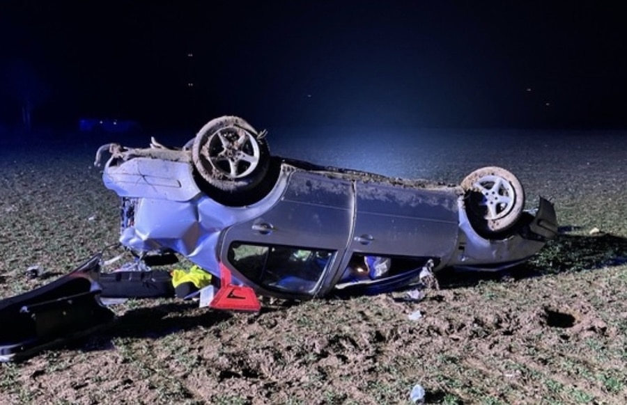 RLP-16-J-hriger-donnert-mit-PKW-in-Erdh-gel-drei-Personen-verletzt