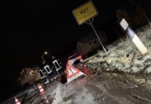 Kirf: PKW kollidiert mit Hauswand — zwei Verletzte und 30 PKWs im Stau