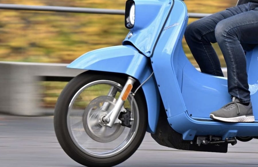 Rollerfahrer-bei-Traben-Trarbach-in-Gr-nstreifen-gedr-ngt-k-rperliche-Auseinandersetzung-folgt